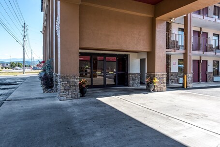 Red Roof Inn Suites Pigeon Forge Parkway - Image 19
