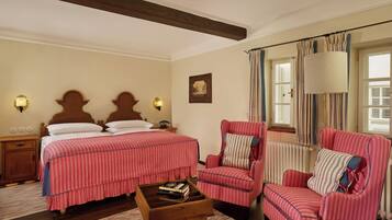 Classic Room, 1 King Bed, Non Smoking | 1 bedroom, premium bedding, minibar, in-room safe