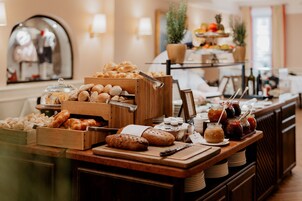 每日供应全套早餐（需付费）