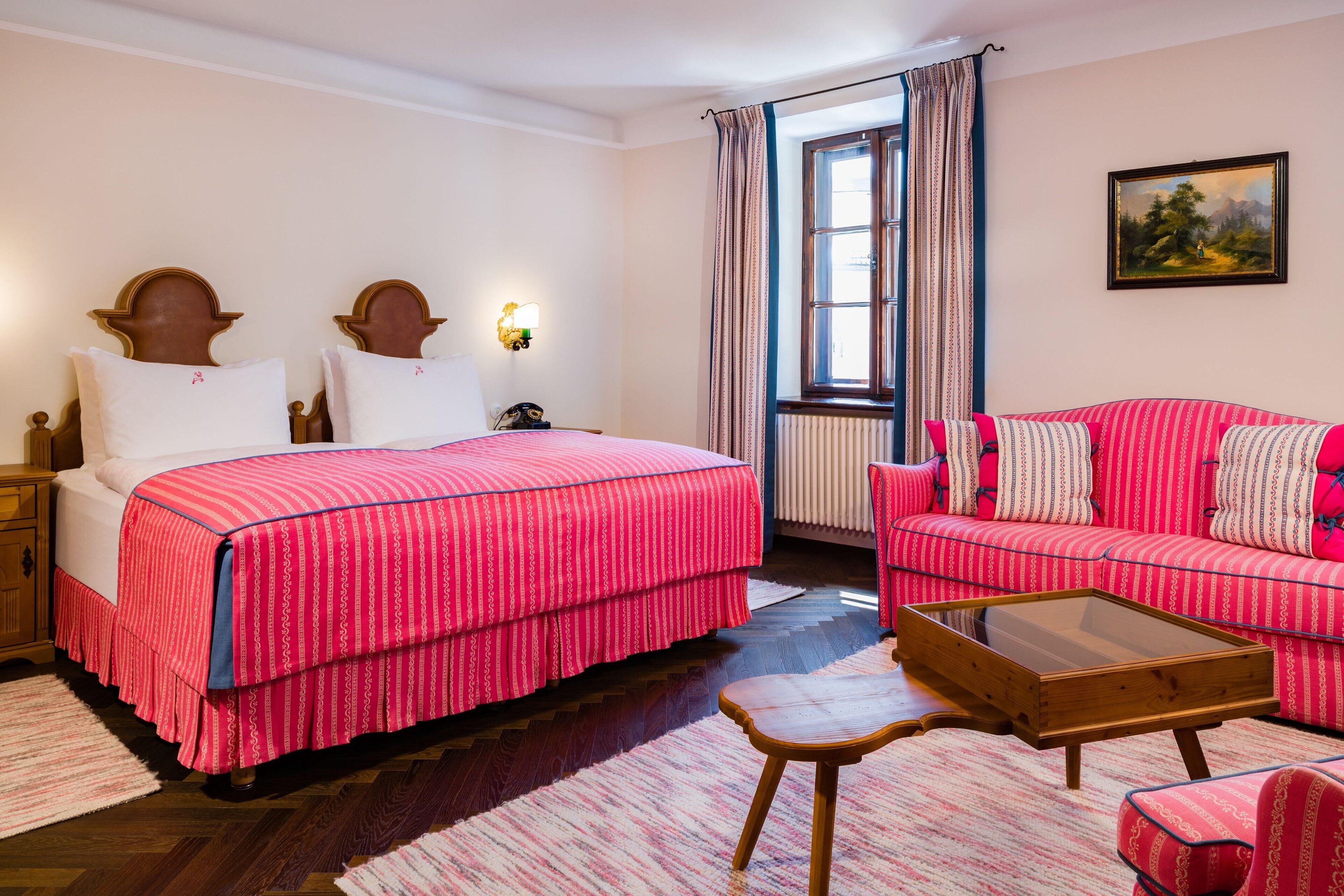 junior suite, 1 king bed, non smoking | 1 bedroom, premium bedding, minibar, in-room safe