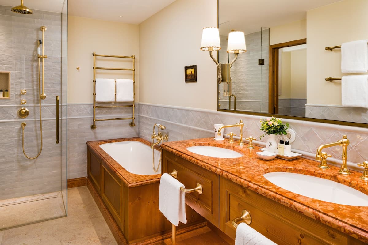 junior suite, 1 king bed, non smoking | bathroom | combined shower/bathtub, free toiletries, hair dryer, bathrobes