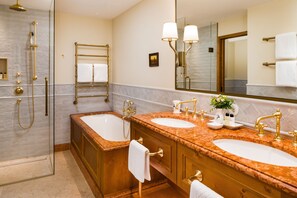 Suite Junior, 1 très grand lit | Salle de bain | Ensemble douche/baignoire, articles de toilette gratuits, sèche-cheveux