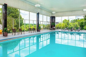 Innenpool, Außenpool (je nach Saison geöffnet), Cabañas (kostenlos)