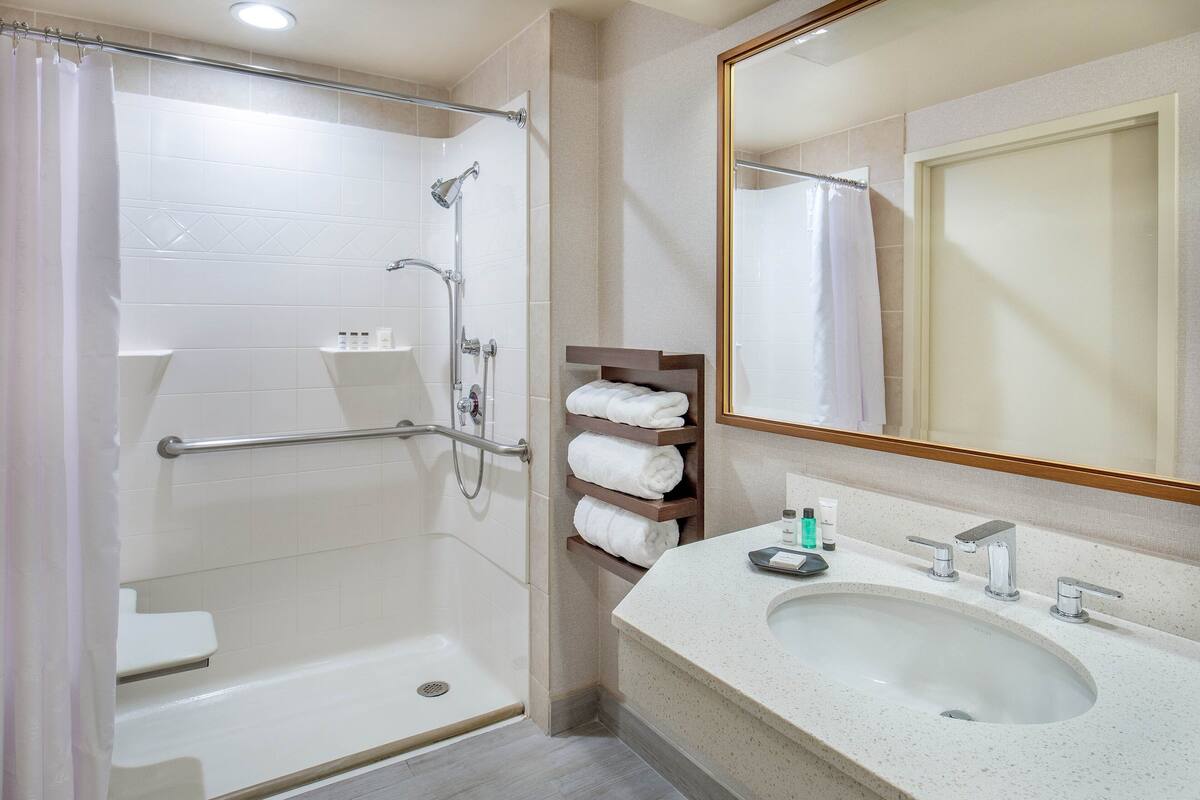 room, 1 king bed (balcony) | bathroom | combined shower/bathtub, designer toiletries, hair dryer, towels
