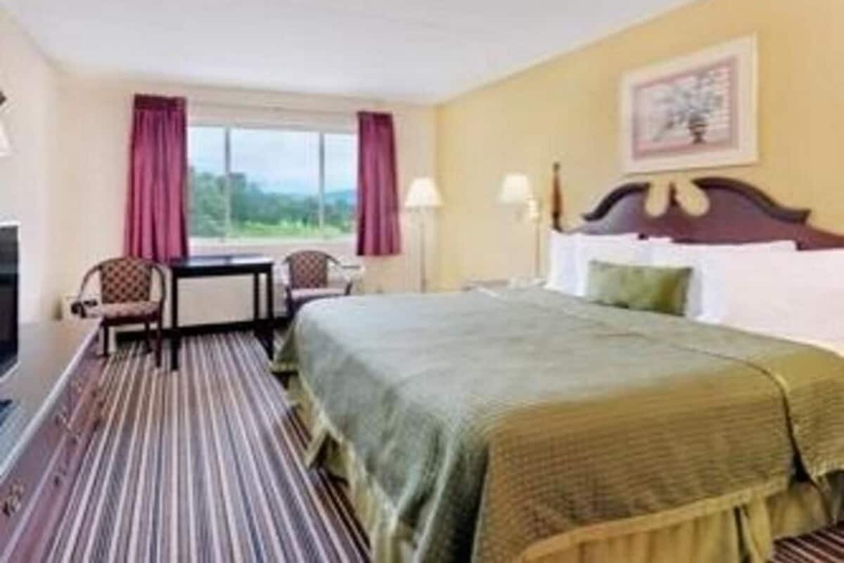 客房内保险箱、办公桌、遮光窗帘、熨斗/熨衣板