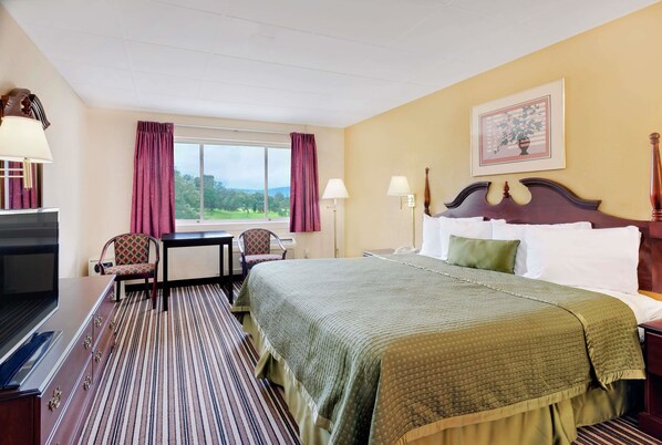 Chambre Standard, 1 très grand lit | Coffres-forts dans les chambres, bureau, rideaux occultants