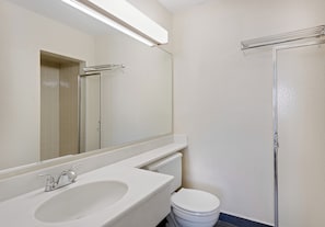 Standard Room, 1 Queen Bed, Non Smoking | Bathroom | Shower, free toiletries, hair dryer, towels