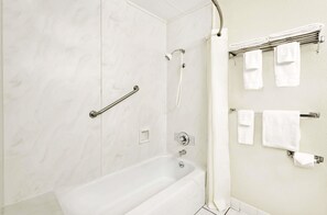 Habitación estándar, 2 camas Queen size, con acceso para personas discapacitadas | Baño | Secadora de cabello y toallas 