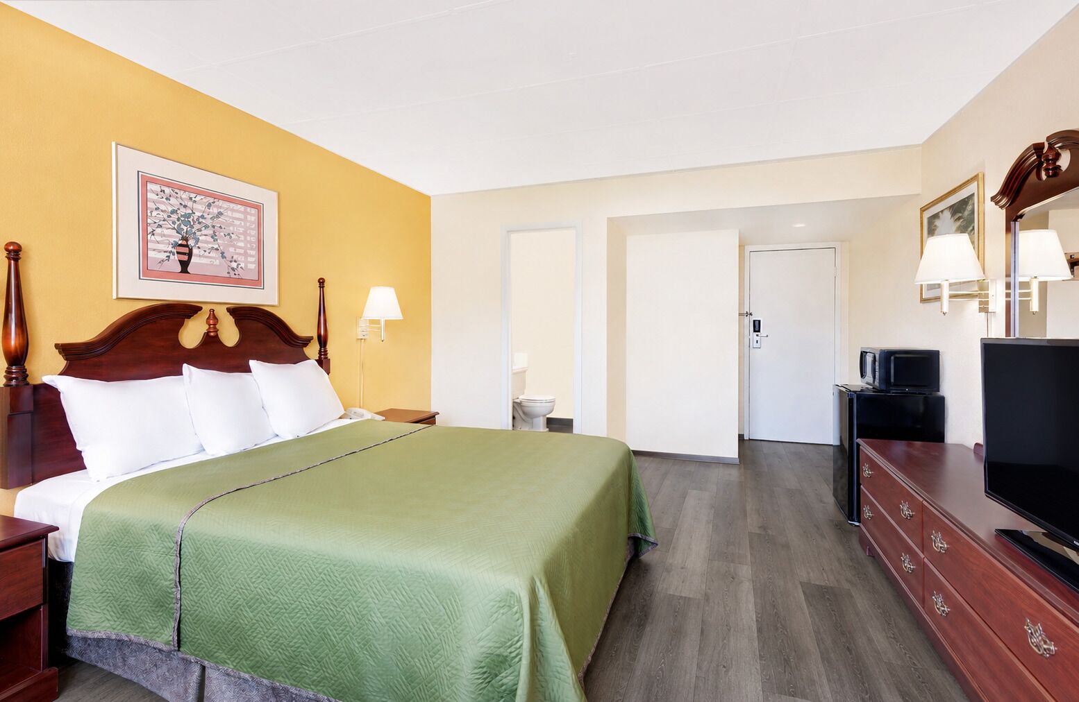 Standard Room, 1 Queen Bed, Non Smoking | In-room safe, desk, blackout drapes, iron/ironing board