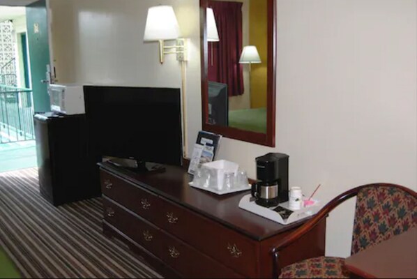 Cofres nos quartos, escrivaninha, cortinas blackout