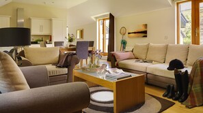 Standardzimmer, Blick auf den Innenhof | Wohnbereich | Kinderspielzeug