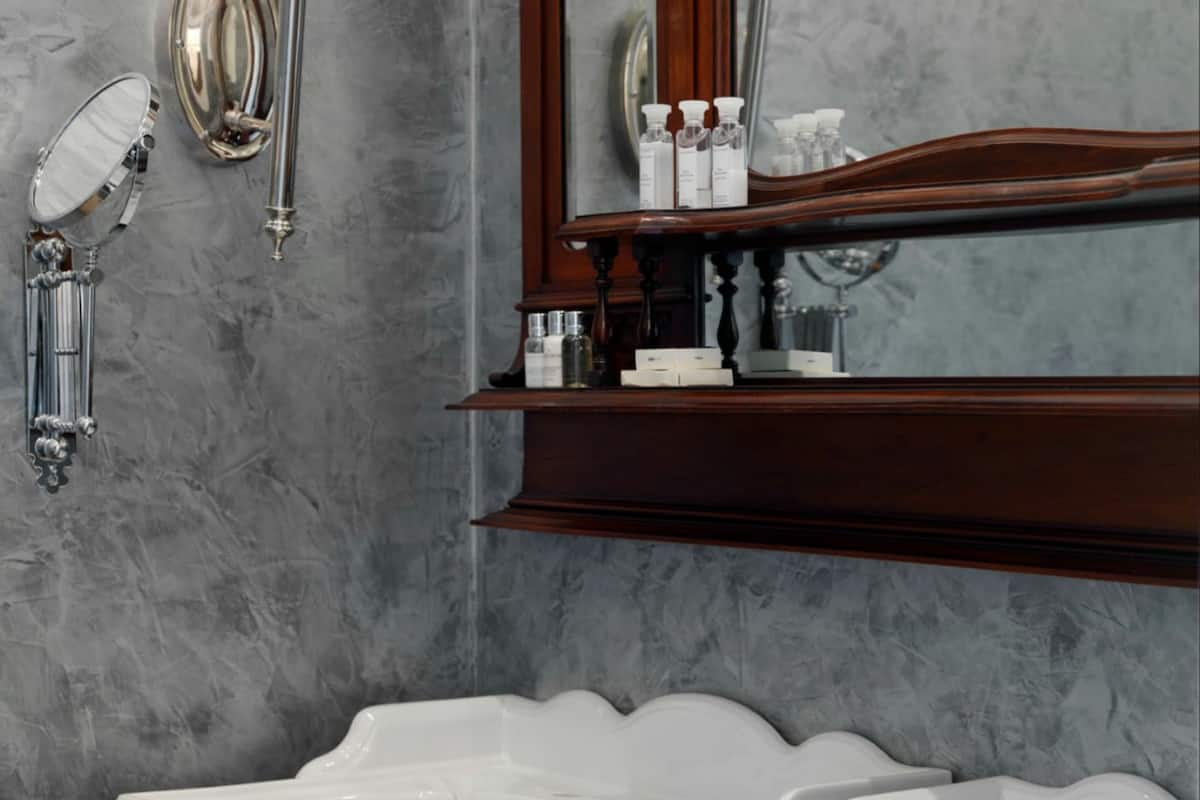 executive double room, sea view | bathroom | combined shower/bathtub, free toiletries, hair dryer, slippers