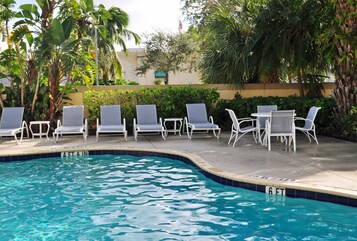 Piscine extérieure, parasols de plage, chaises longues