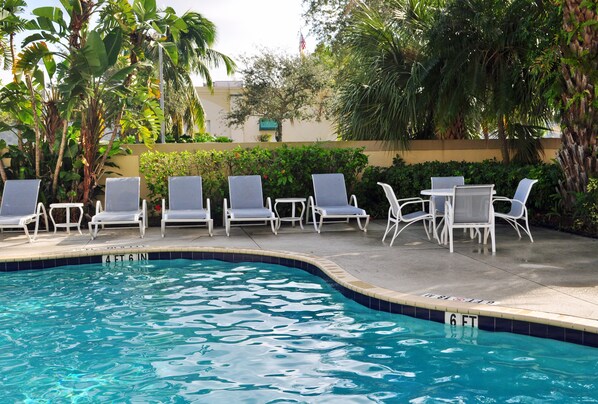 Piscina externa, funciona das 7h às 18h, guarda-sóis, espreguiçadeiras