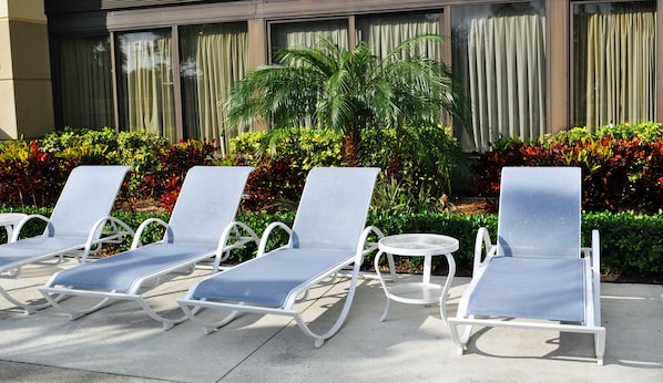 Piscine extérieure, parasols de plage, chaises longues