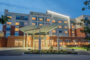 A Hyatt Place hotel with a covered entrance, multiple floors, and a well-lit facade. - Hyatt Place Cincinnati / Sharonville Convention Center (Sharonville)