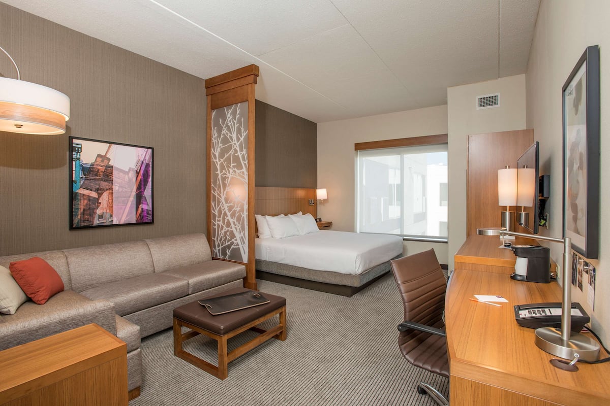 1 bedroom, premium bedding, in-room safe, desk