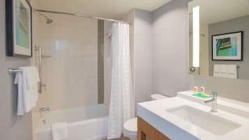 Une salle de bain moderne avec une baignoire, des toilettes et un lavabo.