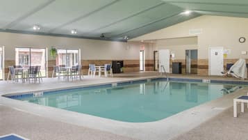 Piscina coperta, con ingresso dalle 06:00 alle 22:00, lettini