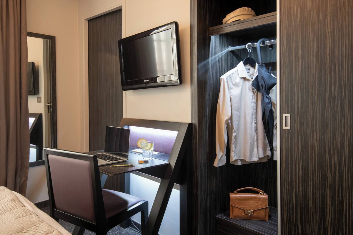 Phòng đôi tiện nghi đơn giản | Bộ đồ giường cao cấp, minibar với thức ăn, đồ uống miễn phí 