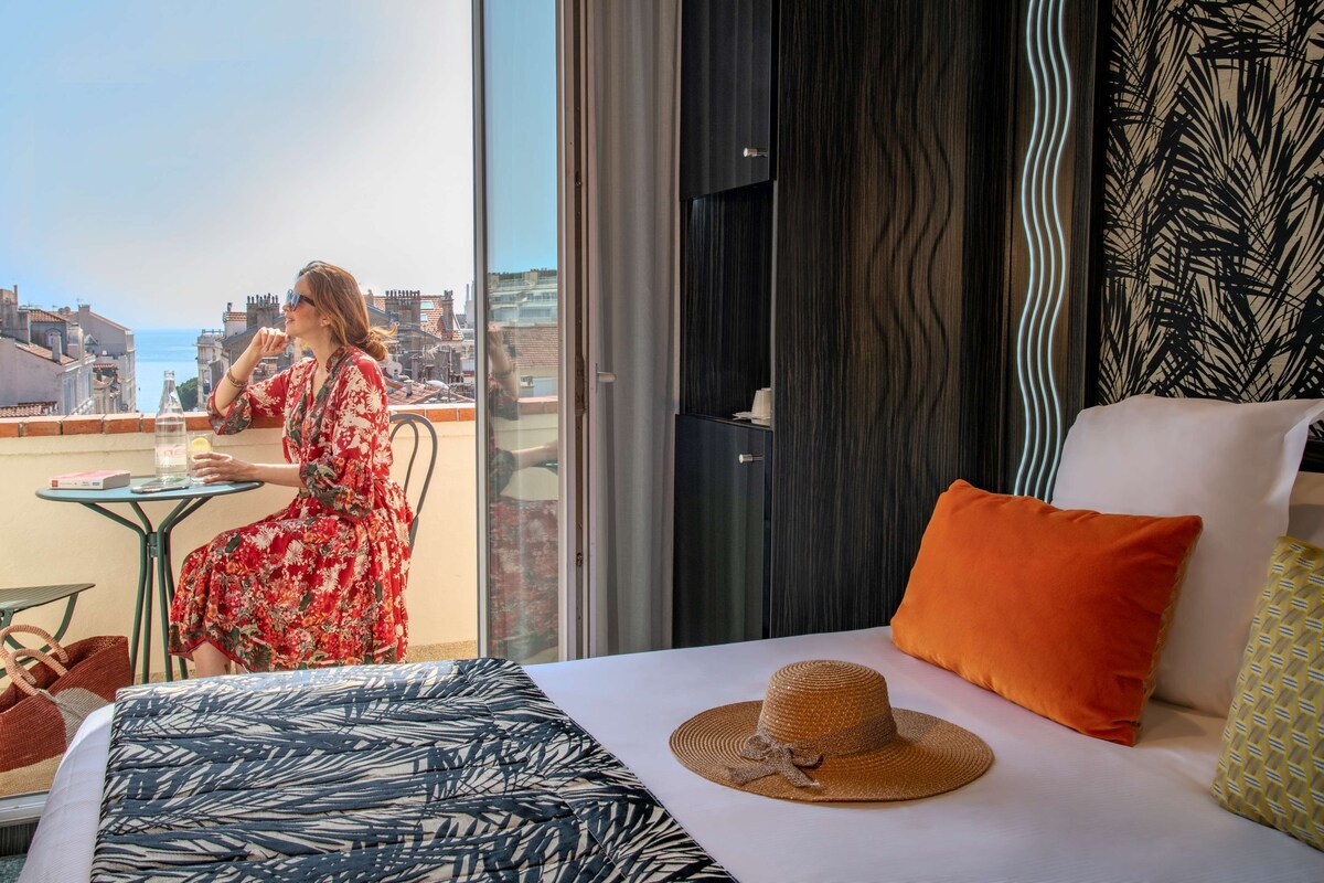 Literie de qualité, minibar contenant certains articles gratuits