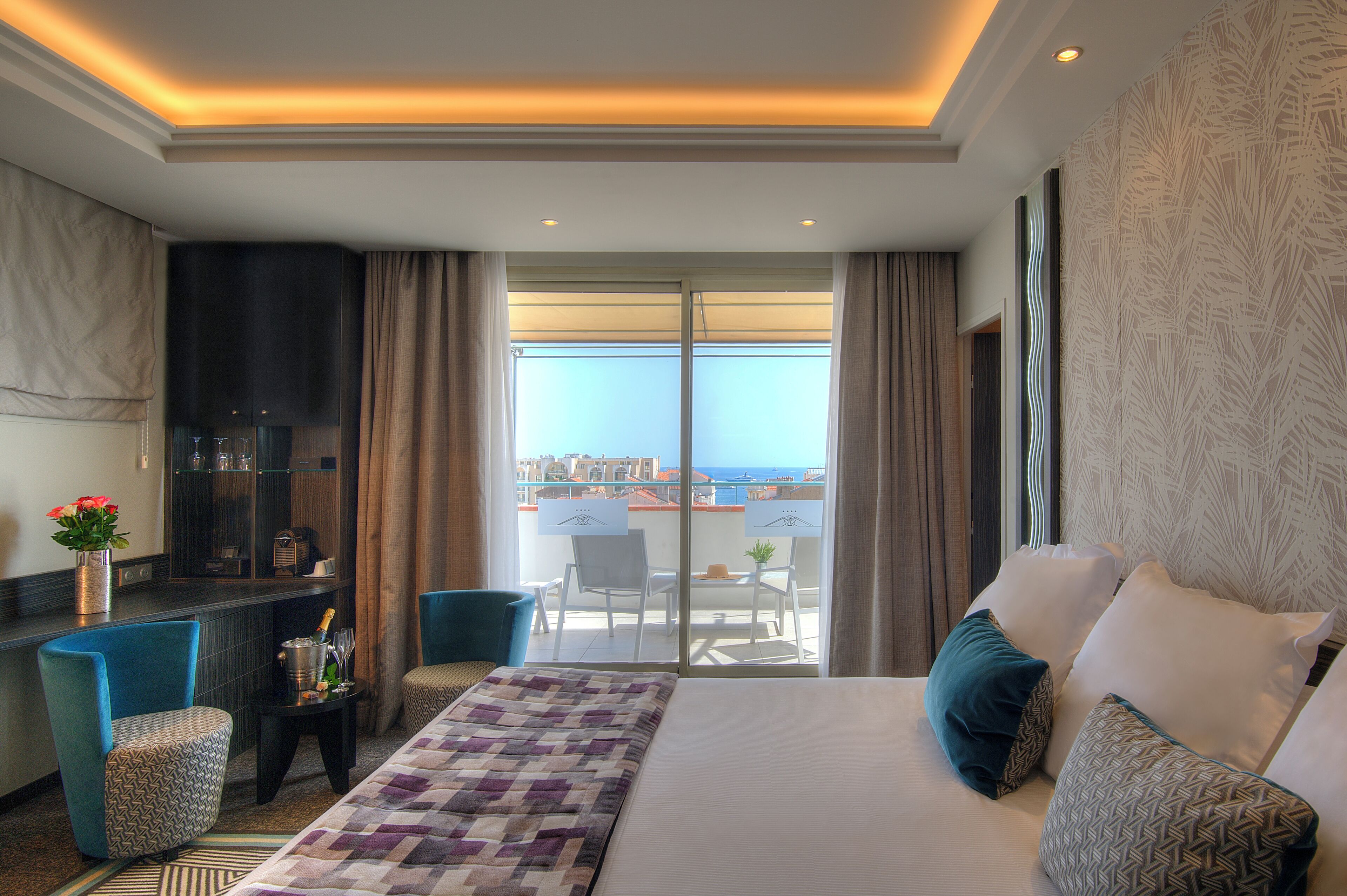 luxury suite, terrace, sea view | premium bedding, free minibar items, in-room safe