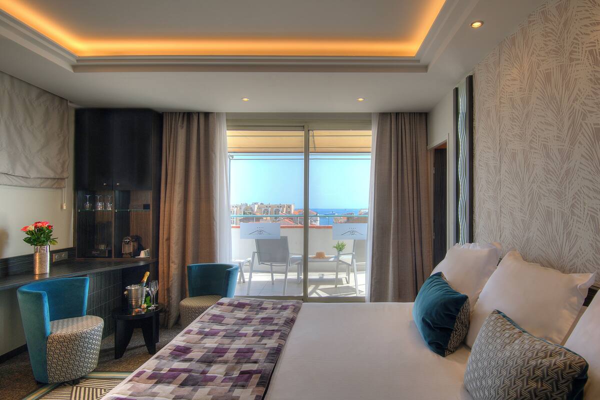 luxury suite, terrace, sea view | premium bedding, free minibar items, in-room safe