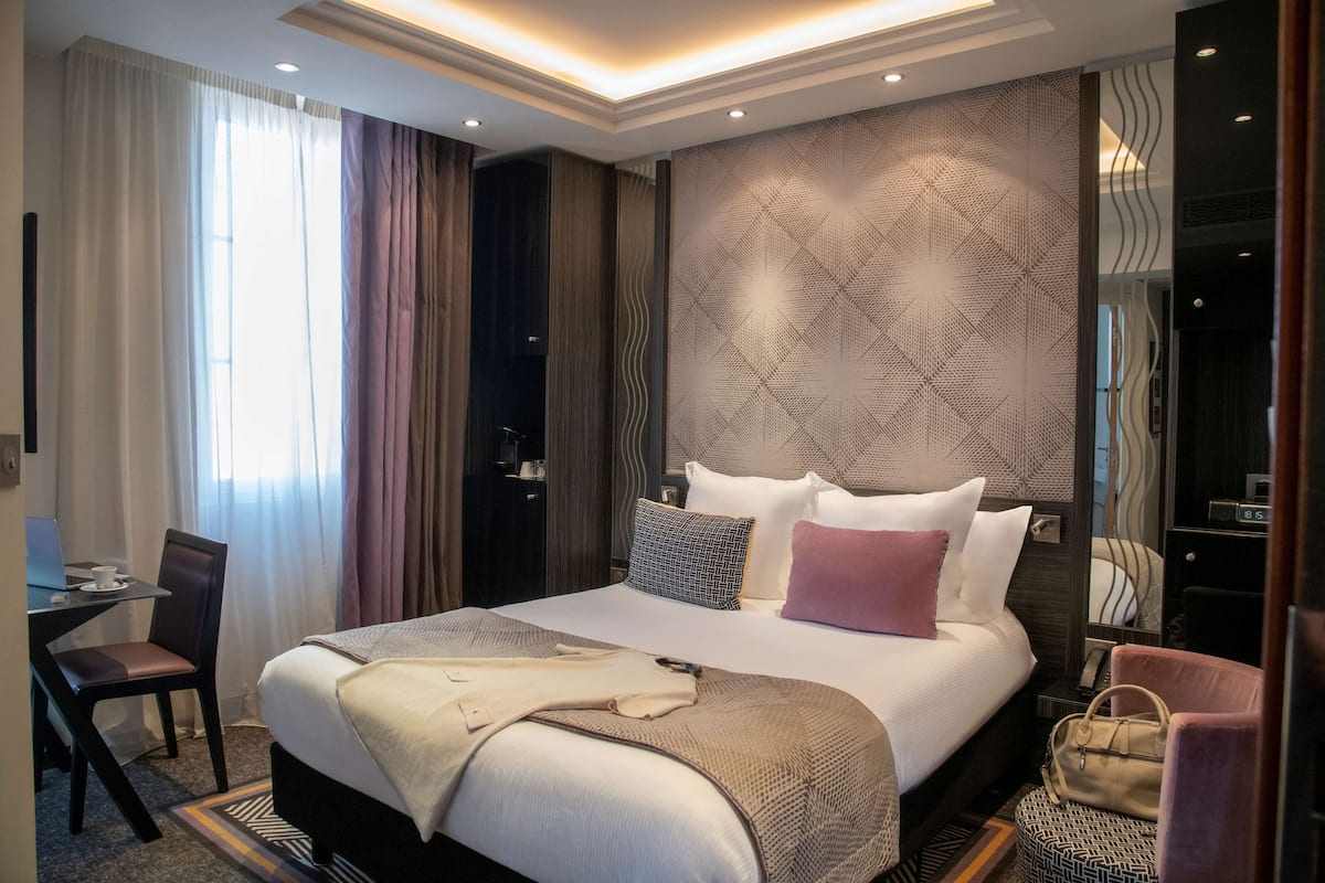 Bộ đồ giường cao cấp, minibar với thức ăn, đồ uống miễn phí