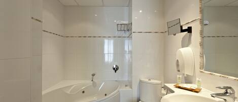 Une salle de bain moderne avec une baignoire, des toilettes et un lavabo.