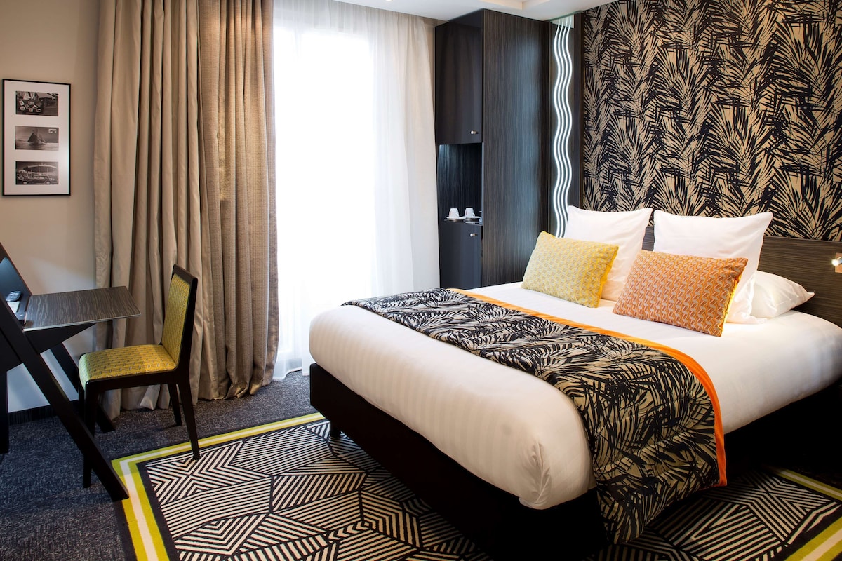 Premium bedding, minibar (some free items), in-room safe, desk