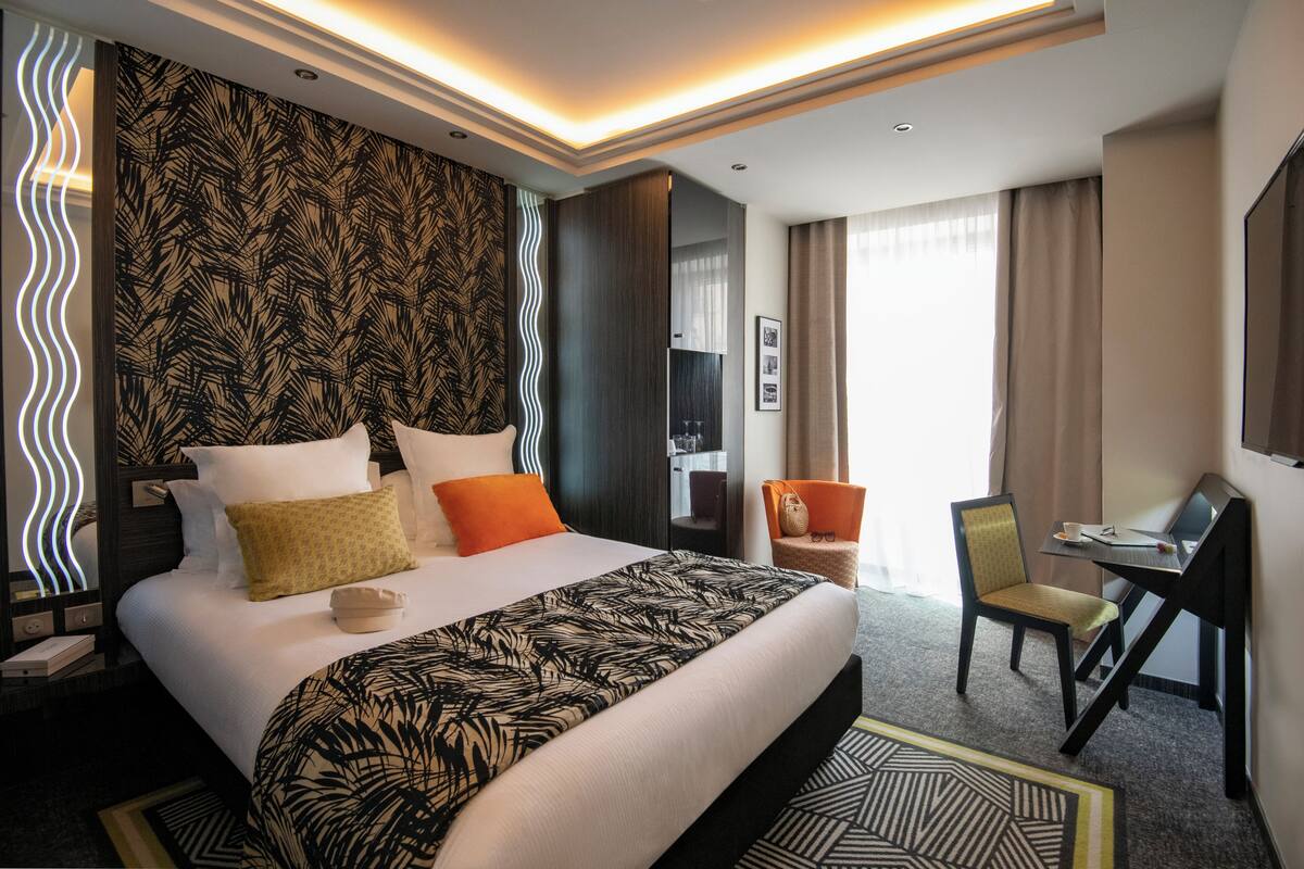 Bộ đồ giường cao cấp, minibar với thức ăn, đồ uống miễn phí 