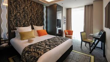 Ein Hotelzimmer mit einem großen Bett, einem Schreibtisch und einem Stuhl.