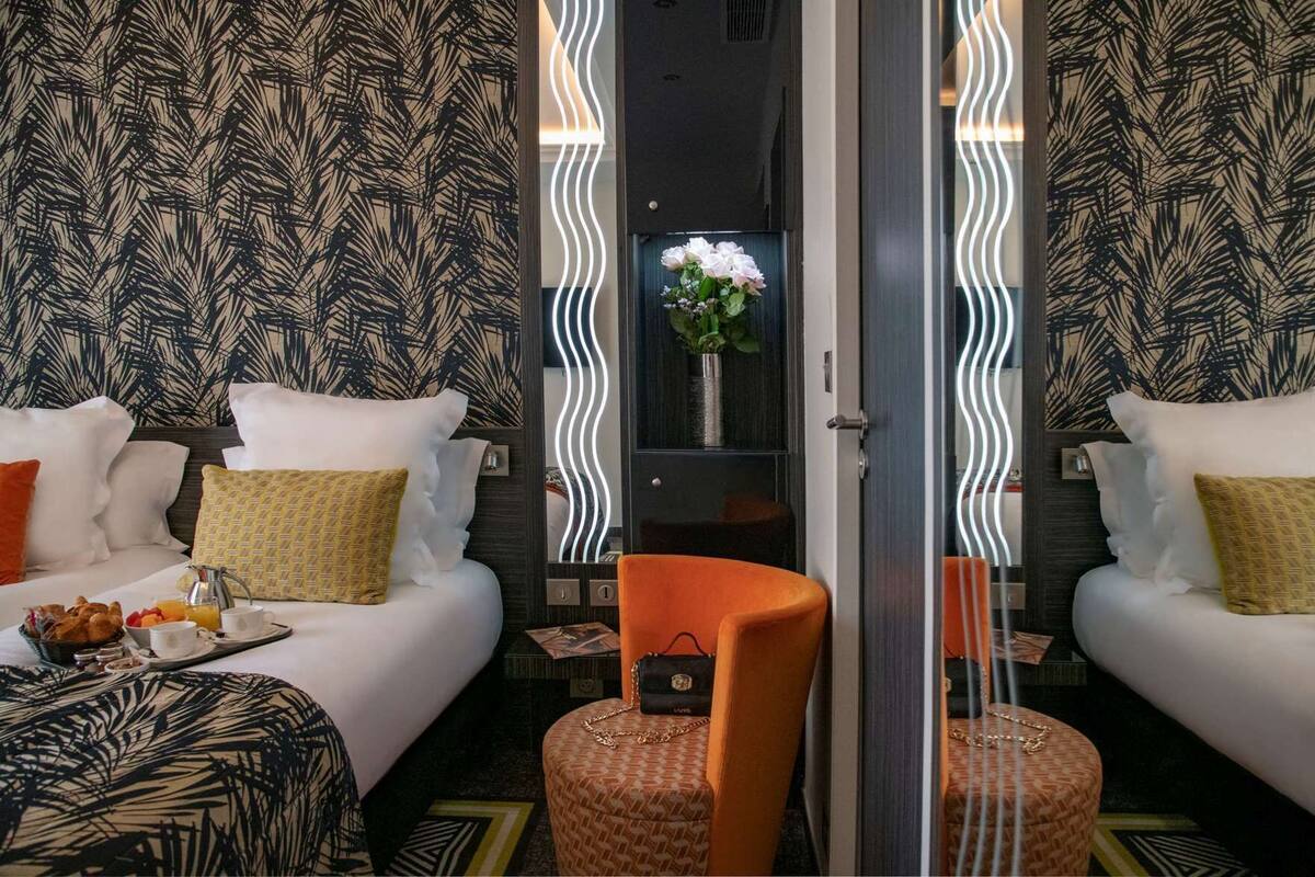 Bộ đồ giường cao cấp, minibar với thức ăn, đồ uống miễn phí 