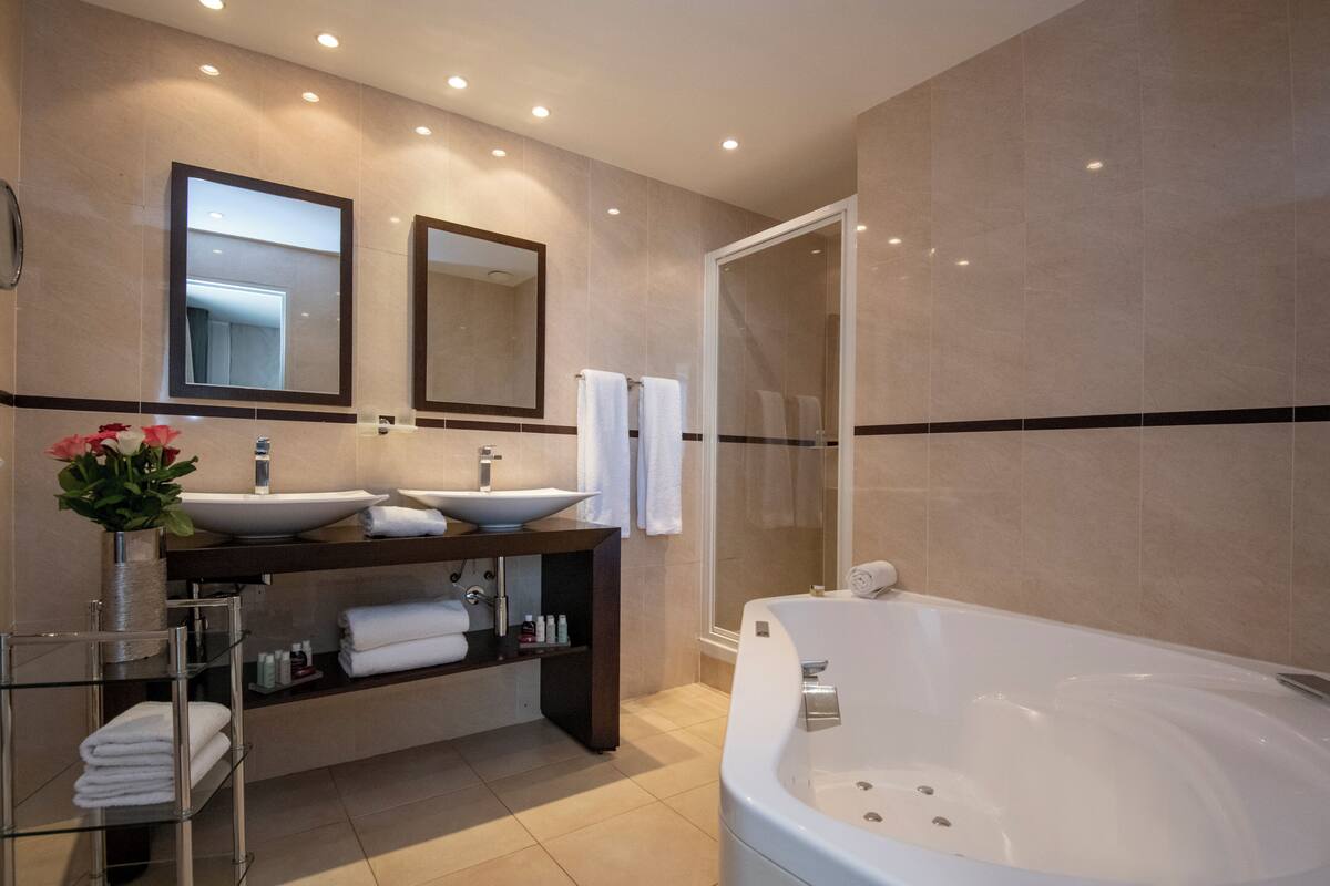 luxury suite, terrace, sea view | bathroom | free toiletries, hair dryer, towels