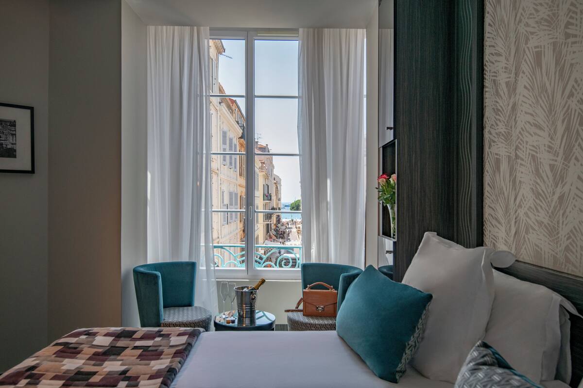 Phòng Suite Junior, bồn tắm nước nóng | Bộ đồ giường cao cấp, minibar với thức ăn, đồ uống miễn phí 