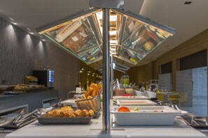 Café da manhã com buffet todos os dias (EUR 15 por pessoa) 