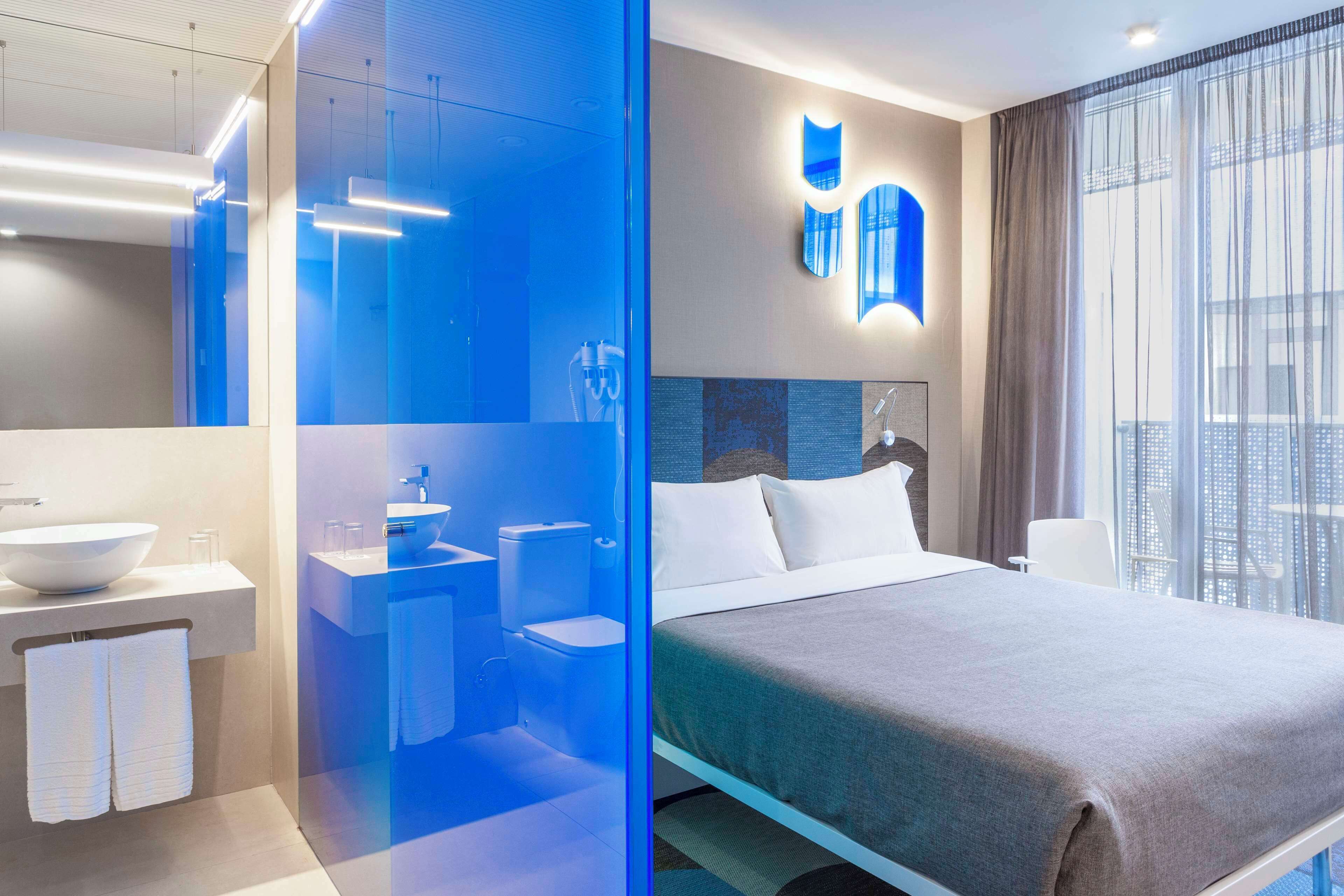 Phòng đôi, hiên (matrimonial) | Minibar, két bảo mật tại phòng, bàn 