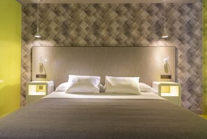 Minibar, in-room safe, desk, laptop workspace - Hotel Macia Sevilla Kubb (Seville)