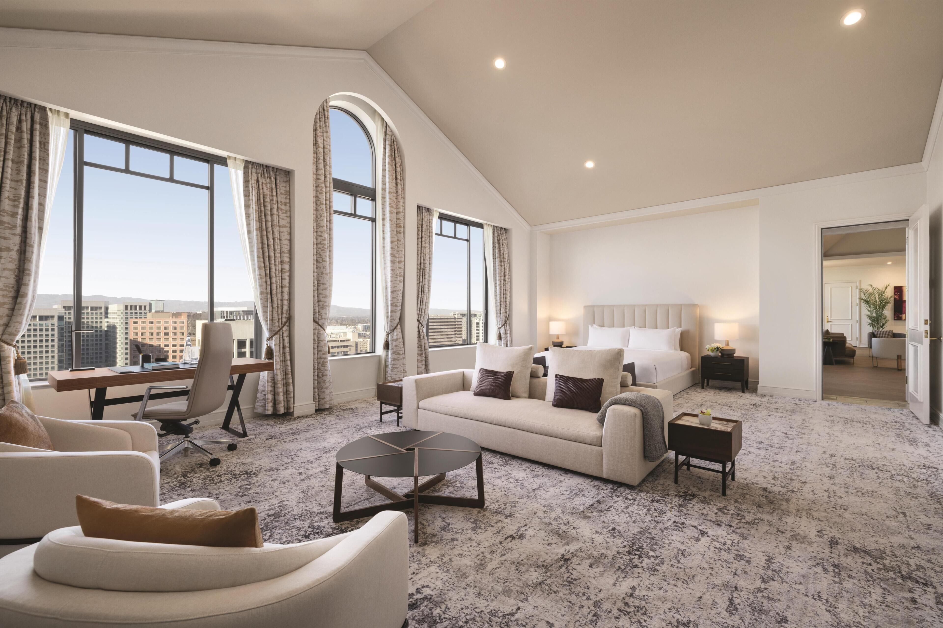 Suite, 1 King Bed (International Suite) | Living area