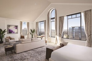 Suite, 1 King Bed (International Suite) | Living area