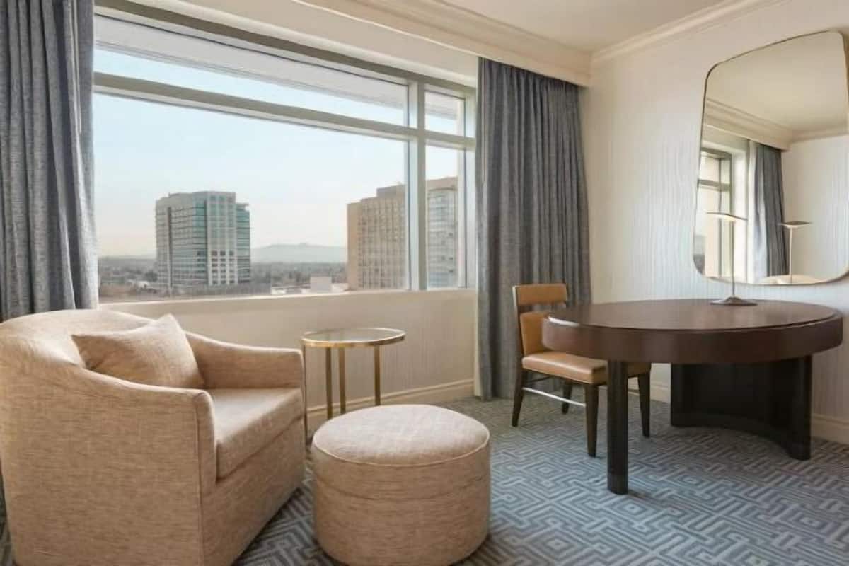 Wohnbereich | 58-Zoll-Flachbildfernseher mit Kabelempfang, Fernseher