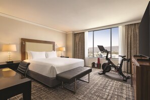 客房, 1 張特大雙人床 (Peloton Bike) | 高級寢具、羽絨被、客房內保險箱、書桌