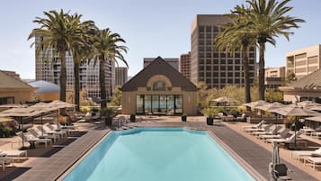 Una piscina al aire libre (de 08:00 a 19:00), sombrillas, tumbonas