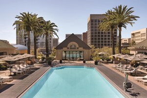 Piscina all'aperto, ombrelloni da piscina, lettini