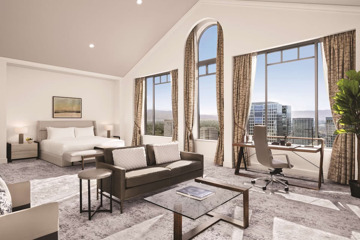 Suite, 1 très grand lit (Penthouse) | Coin séjour | Télévision à écran plat de 58 pouces avec chaînes par câble, télévision