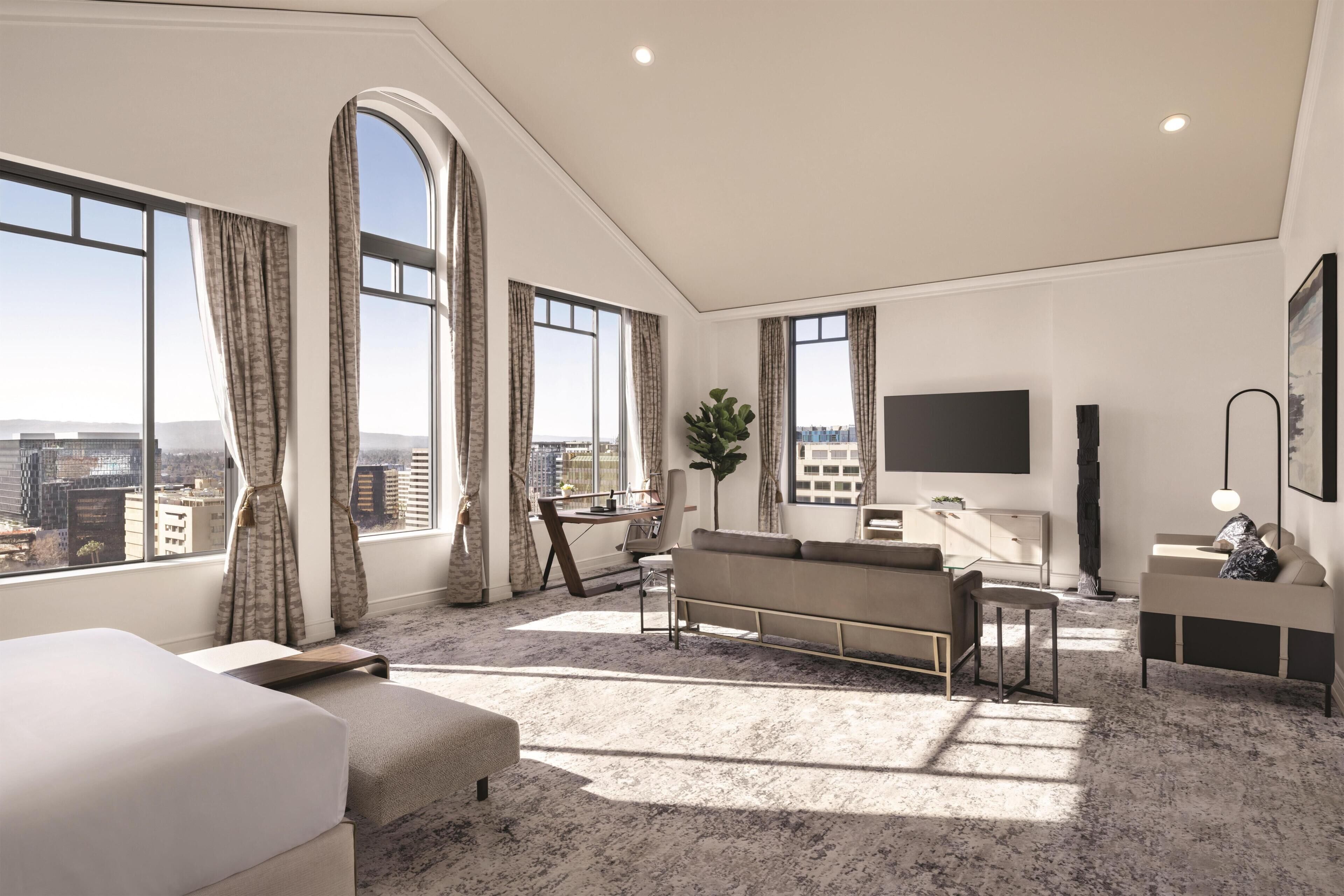 Suite, 1 Tempat Tidur King (Penthouse) | Area keluarga | Televisi layar datar 58-inci dengan saluran TV kabel dan TV
