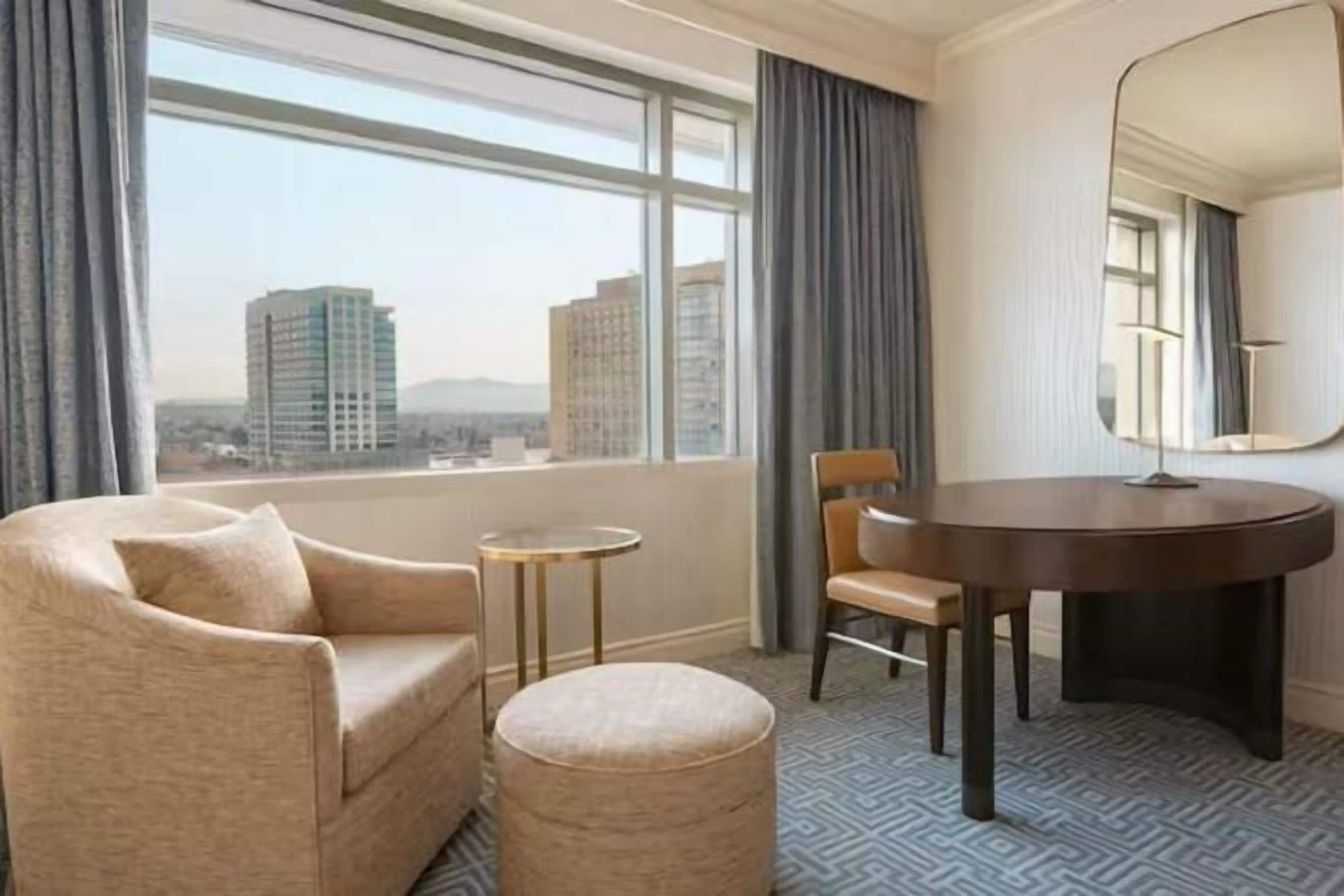 Televisión de pantalla plana de 58 pulgadas con canales por cable