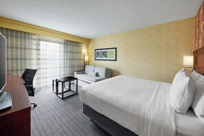 Premium bedding, in-room safe, desk, iron/ironing board - Courtyard by Marriott Des Moines West Clive (Clive)