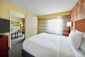 Premium bedding, in-room safe, desk, iron/ironing board - Courtyard by Marriott Des Moines West Clive (Clive)