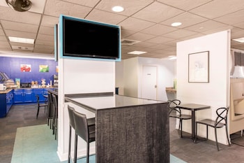 Free buffet breakfast at Quality Inn & Suites Near the Theme Parks
